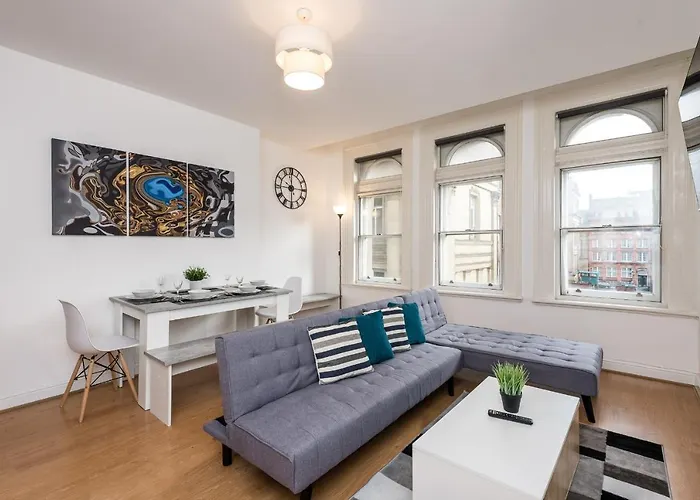 Superb Location, Lovely And Bright 2 Bed